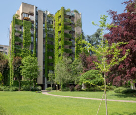 Apartment building with a large courtyard around the green neighbourhood of Milan